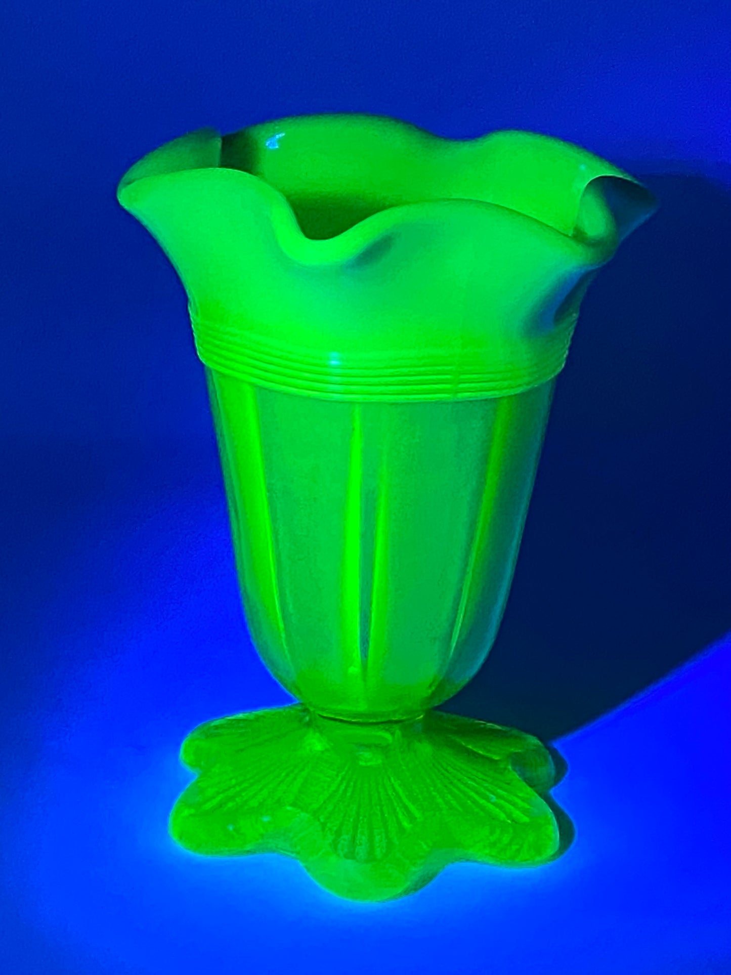 Northwood Citron-coloured - glows green uranium glass vase - small