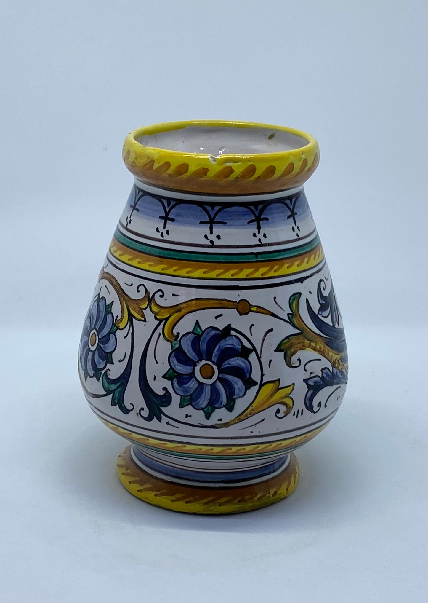 Deruta Hand painted vase with Raffaellesco decoration 1930s