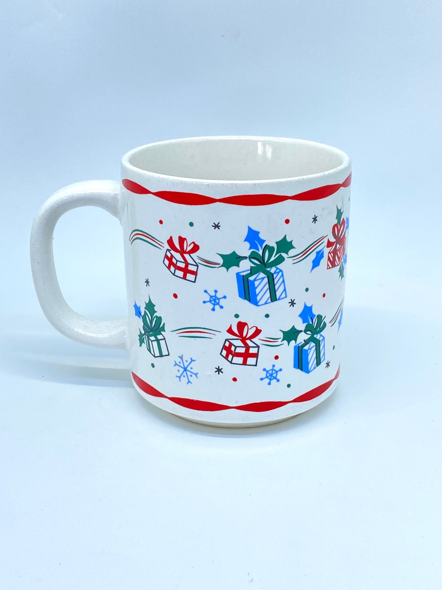 Vintage 1980s Christmas (Kitschmas) mug - Korea stamped to base 🤶🏻🎅🎄❄️🎋