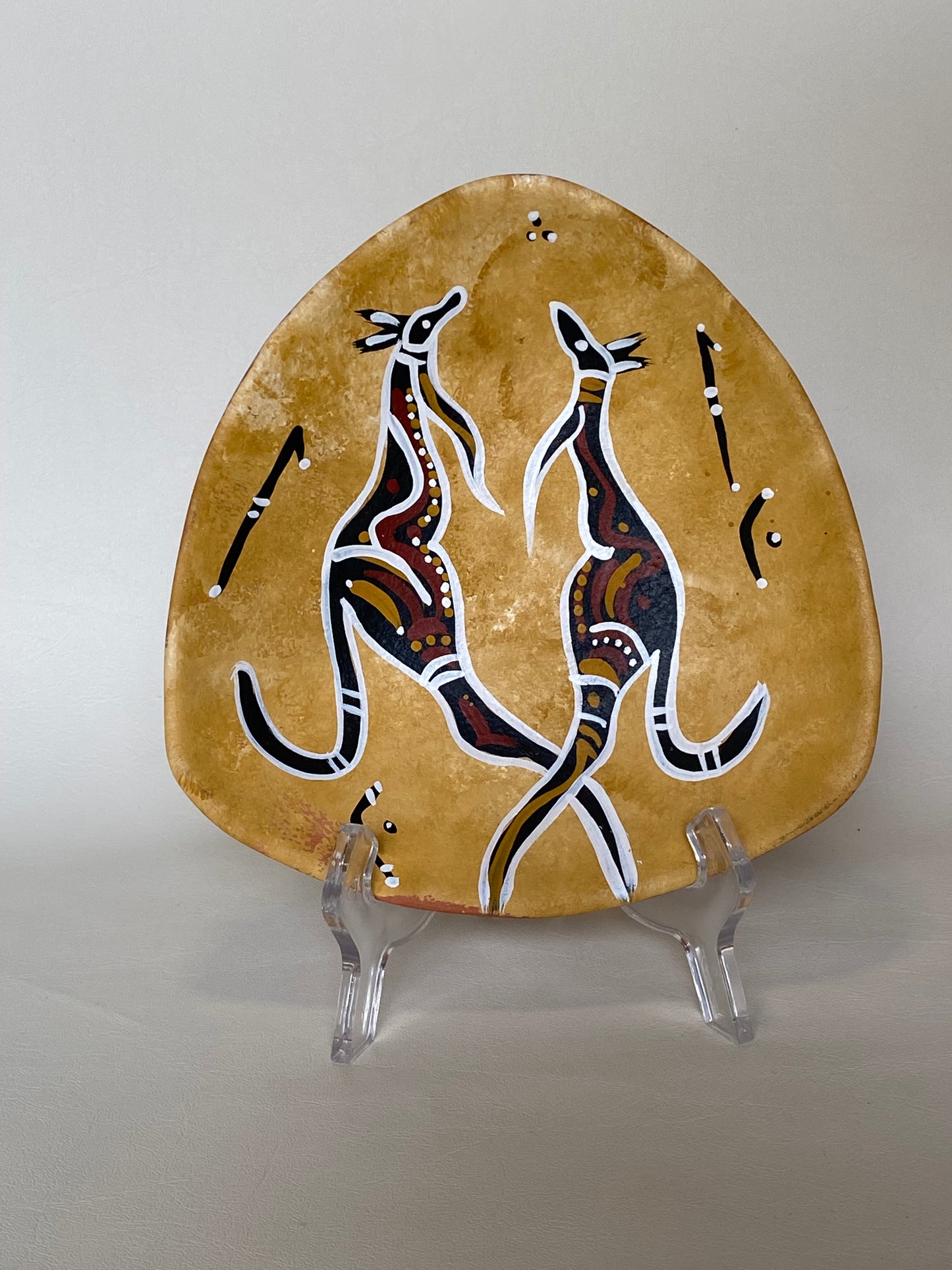 Australiana pottery wall plate with hand painted Aboriginal kangaroo design