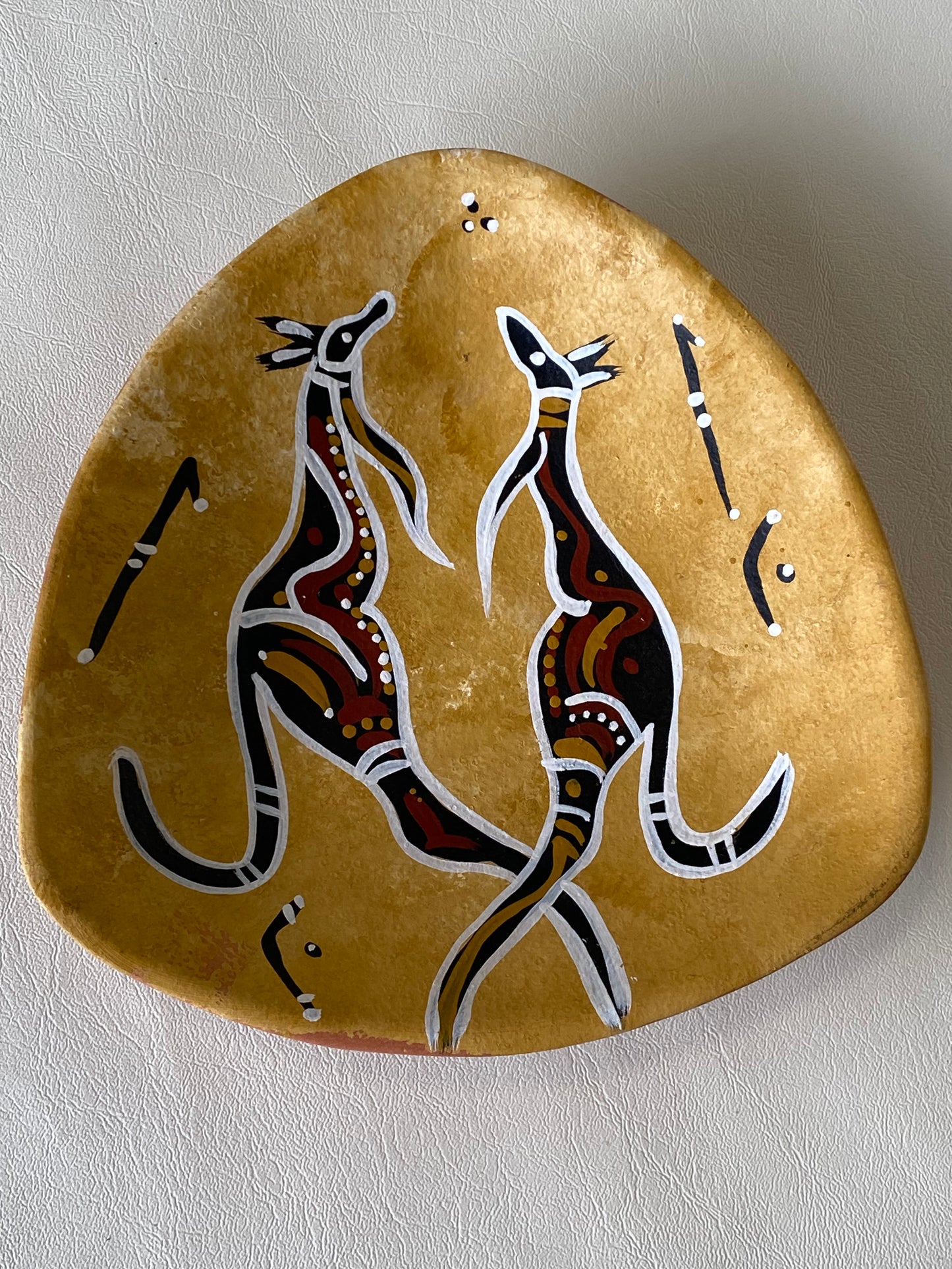 Australiana pottery wall plate with hand painted Aboriginal kangaroo design