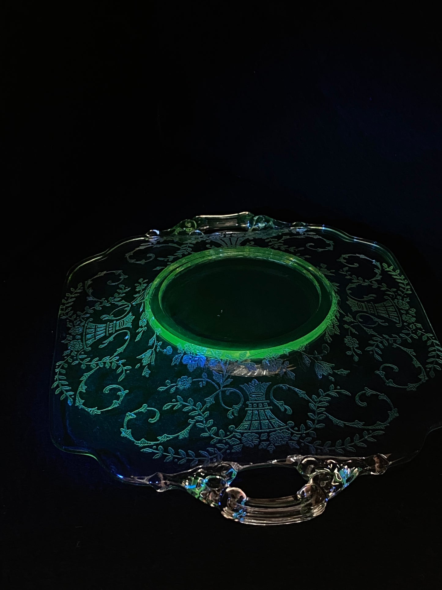 1930s Elegant Cambridge glass plate in citron 'Portia etch design - light uranium glow