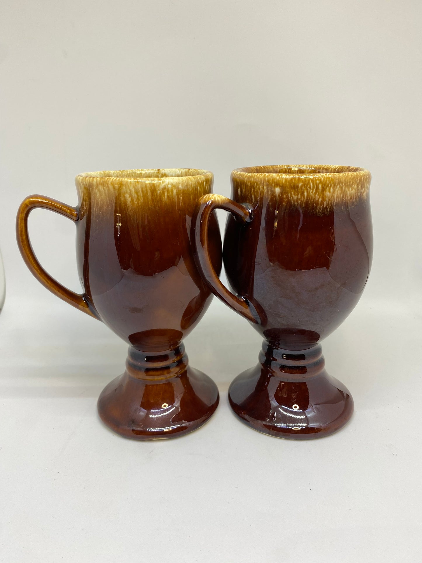 Vintage HULL USA Cups / Mugs in brown 1970s /1980s