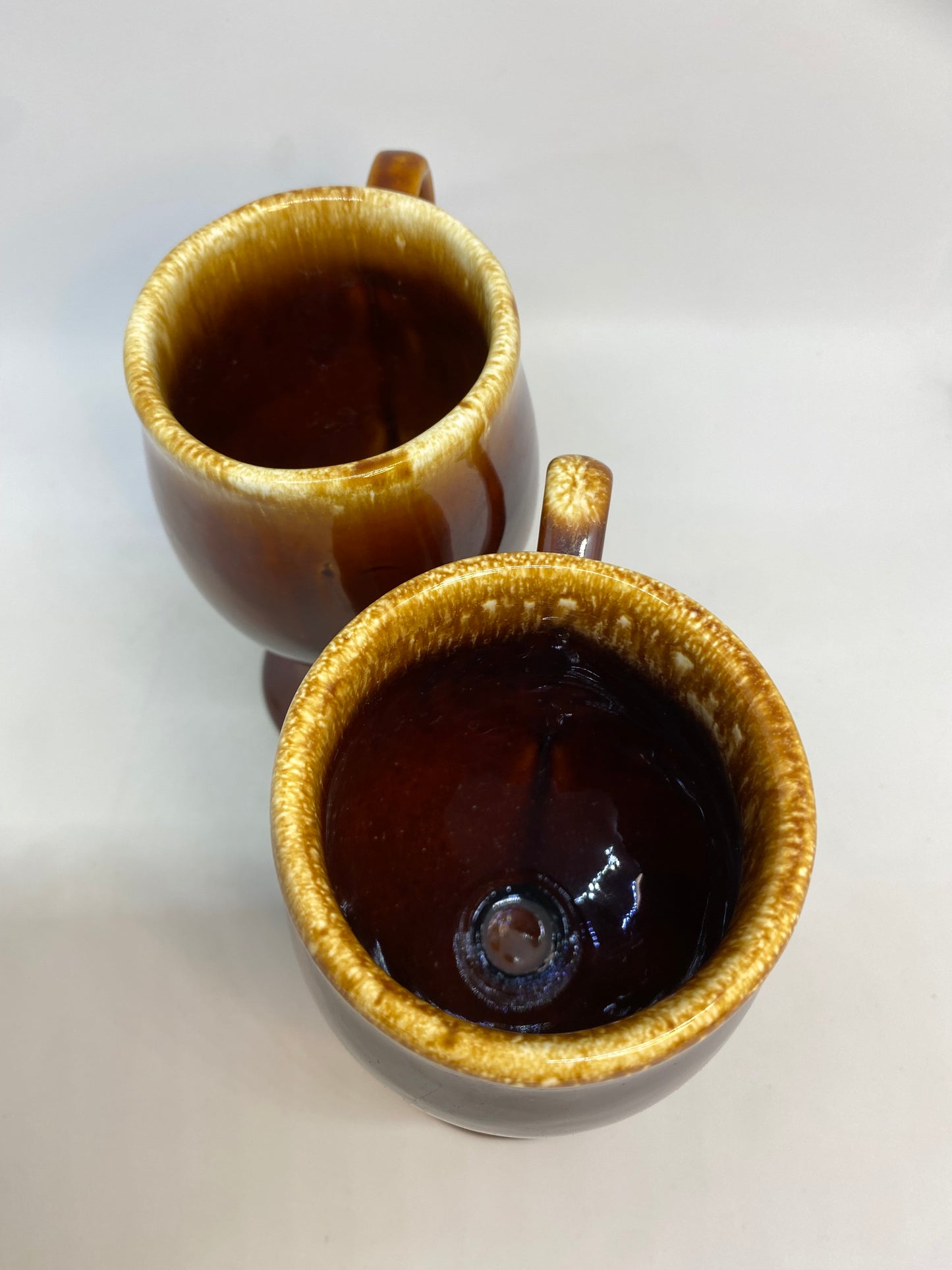 Vintage HULL USA Cups / Mugs in brown 1970s /1980s
