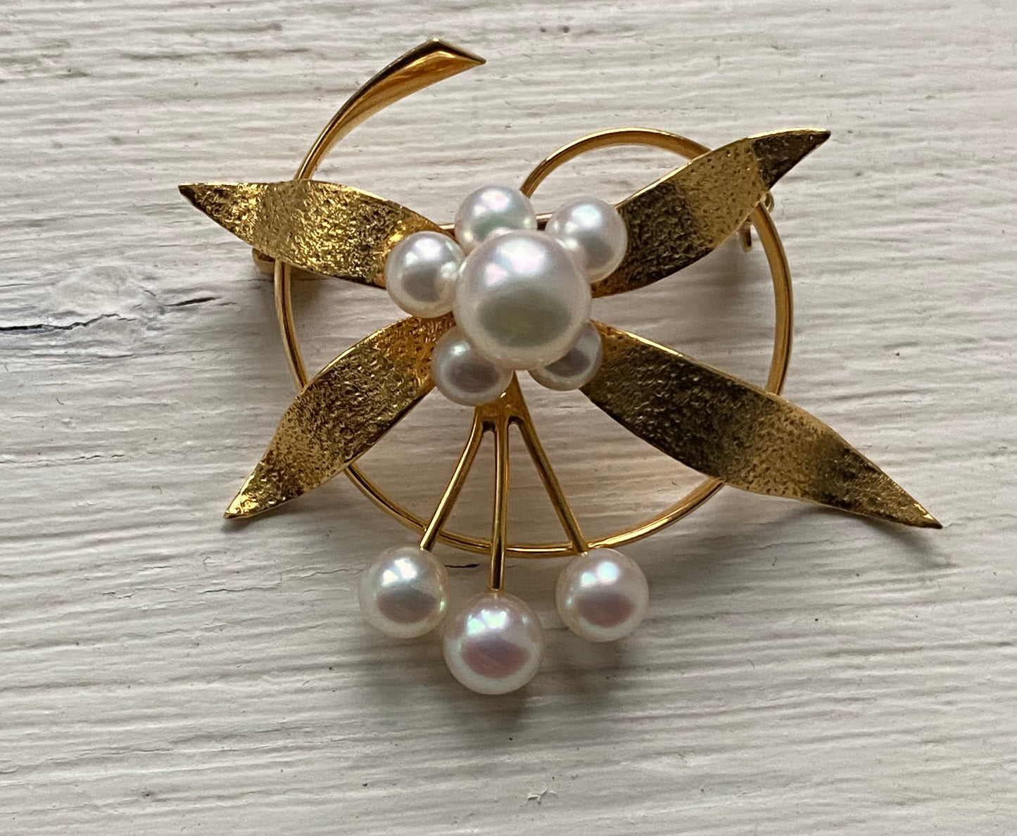 1950s Mikimoto pearl and 9 carat gold brooch