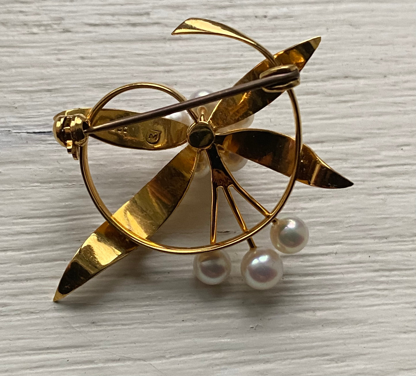 1950s Mikimoto pearl and 9 carat gold brooch