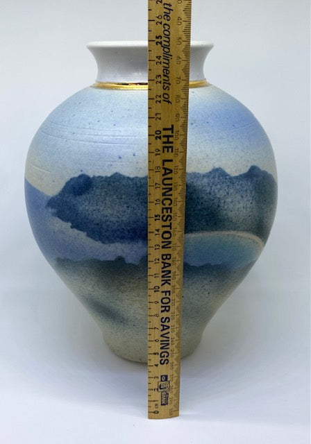 Mark Knight 25cm tall Vase - Ocean Bay scene