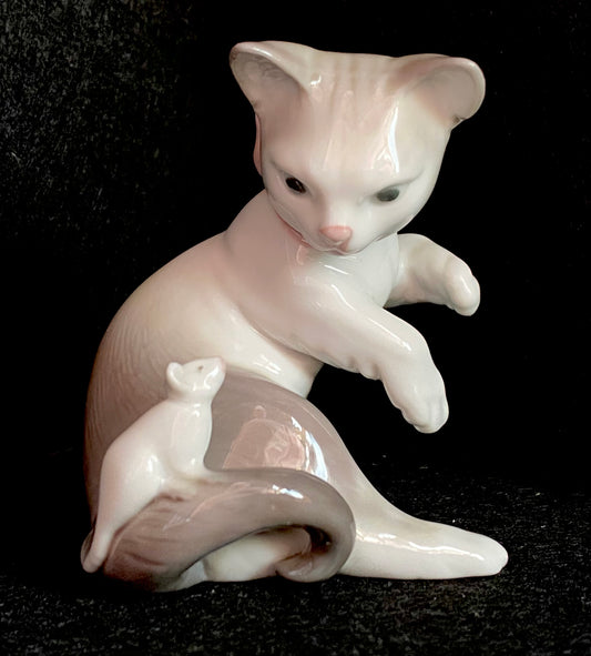 Lladro Cat with mouse (1) #5236 - No Box