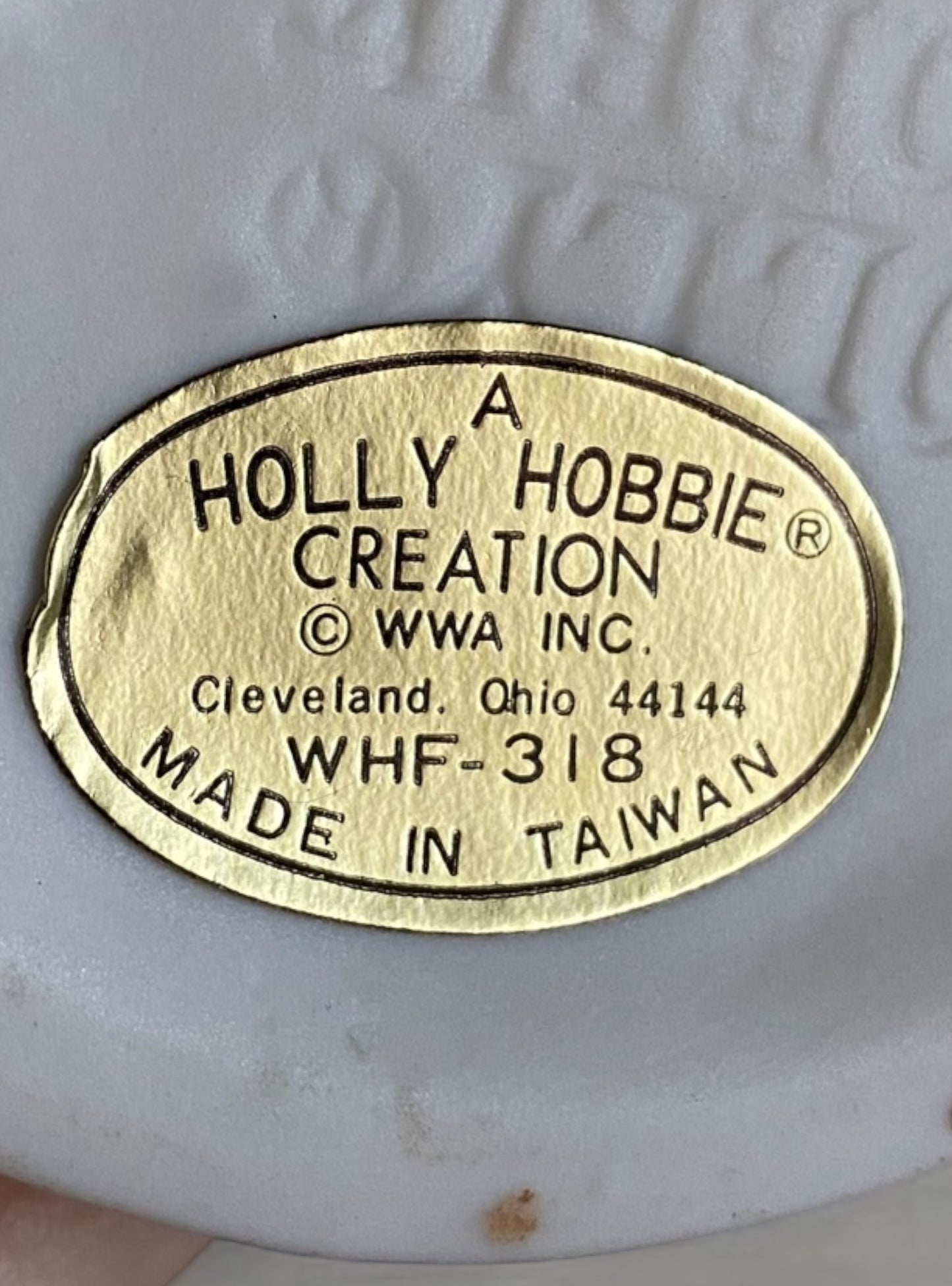 A HOLLY HOBBIE® CREATION © WWA INC. Cleveland. Ohio 44144 MADE WHF-318 IN TAIWAN Figurine