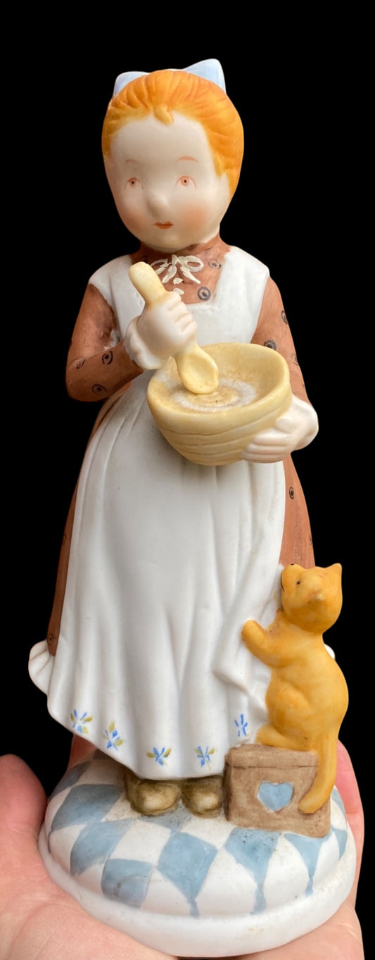 A HOLLY HOBBIE® CREATION © WWA INC. Cleveland. Ohio 44144 MADE WHF-318 IN TAIWAN Figurine