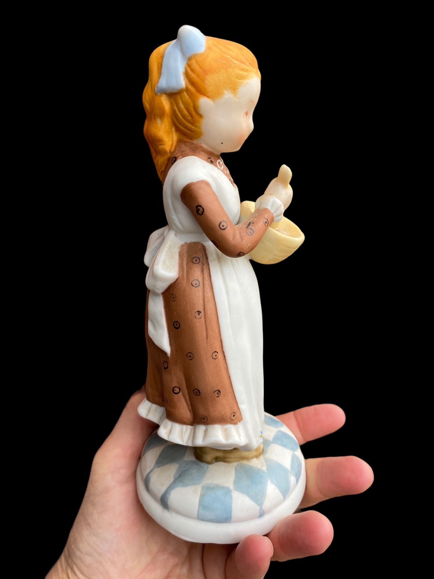 A HOLLY HOBBIE® CREATION © WWA INC. Cleveland. Ohio 44144 MADE WHF-318 IN TAIWAN Figurine