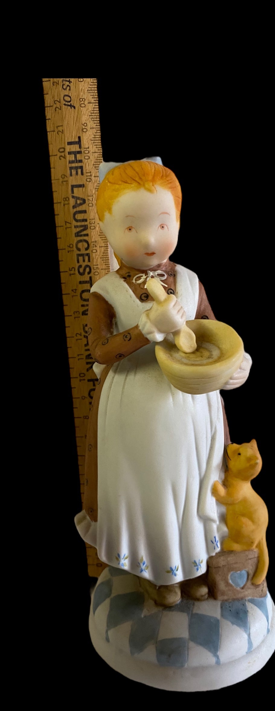 A HOLLY HOBBIE® CREATION © WWA INC. Cleveland. Ohio 44144 MADE WHF-318 IN TAIWAN Figurine